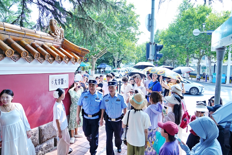 八大关派出所民警在市南区网红打卡点大学路巡逻。.jpg