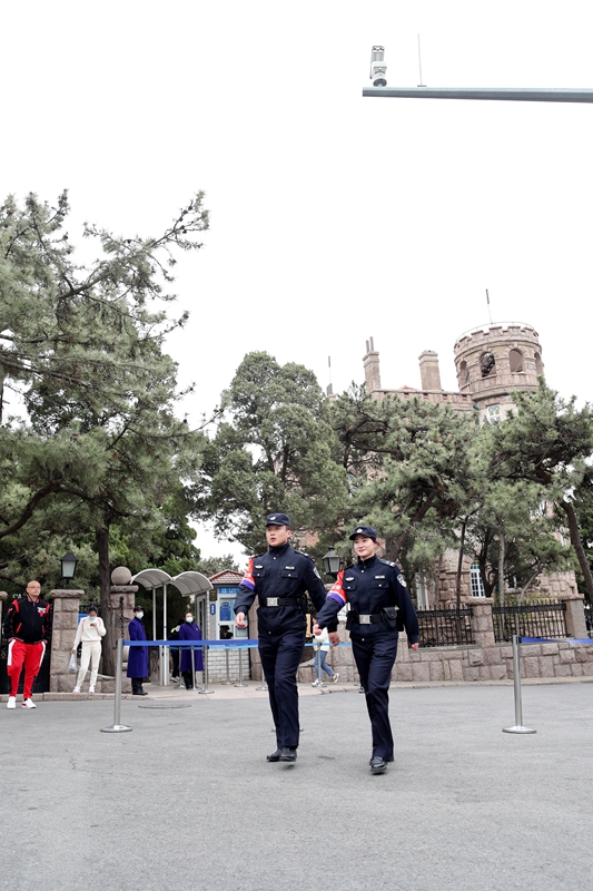 八大关派出所民警在花石楼下巡逻执勤。.jpg