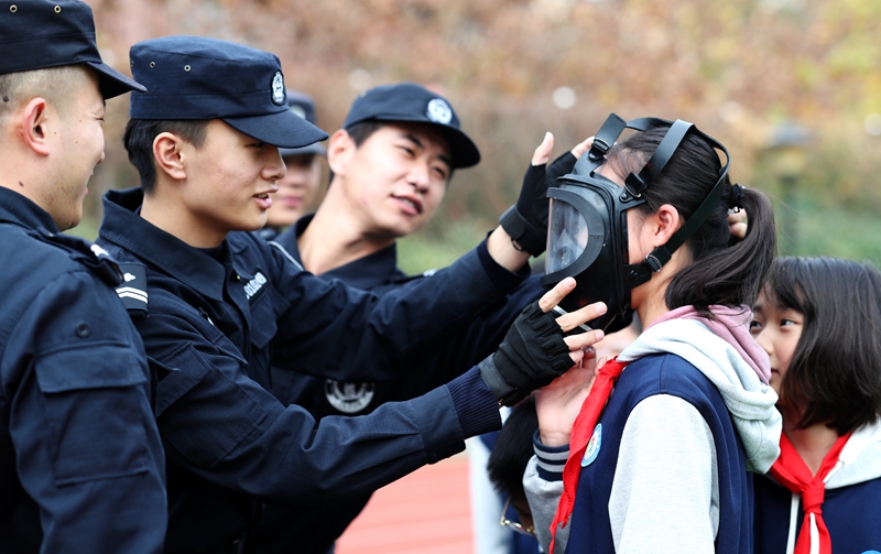 八大关派出所民警在辖区文登路小学举行警营开放日。.jpg